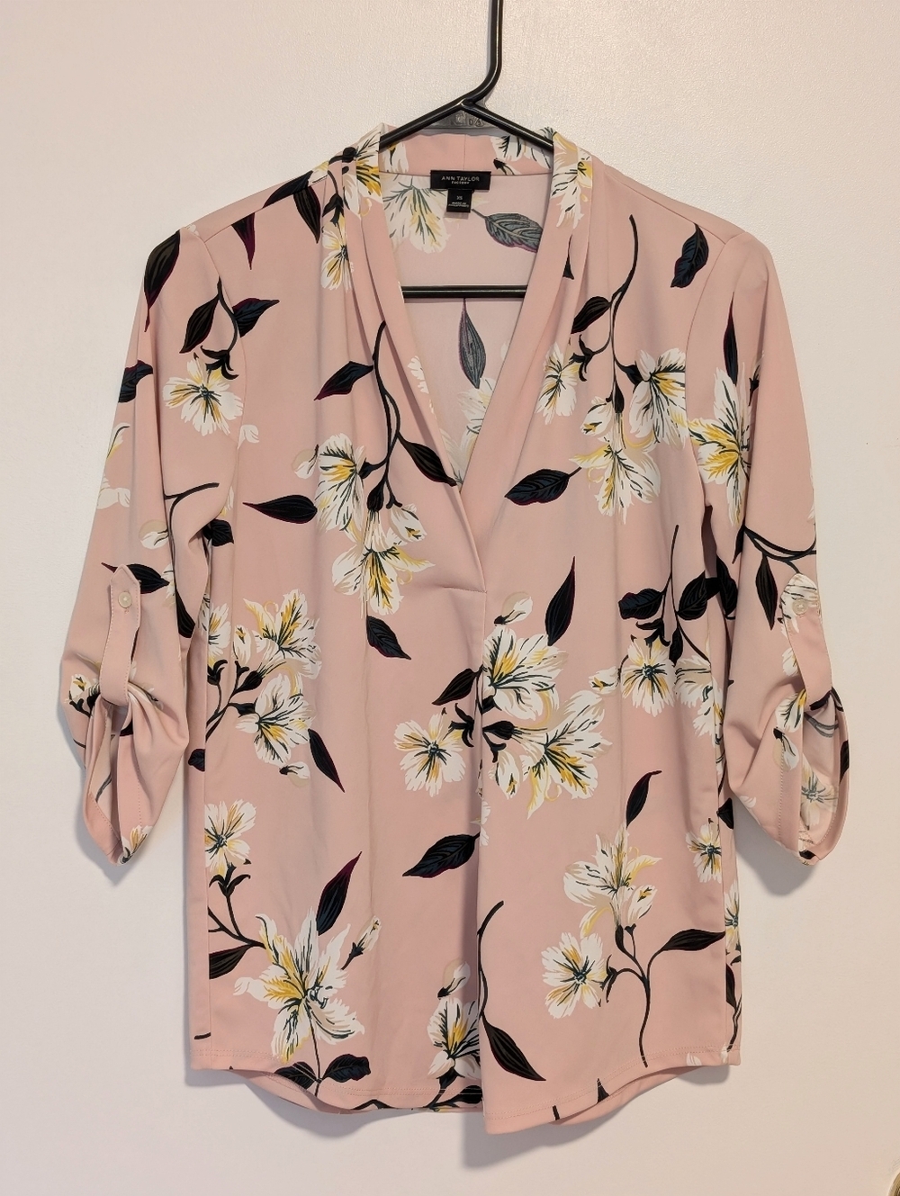 Ann Taylor Factory Pink Floral V-Neck Roll-Tab Blouse XS